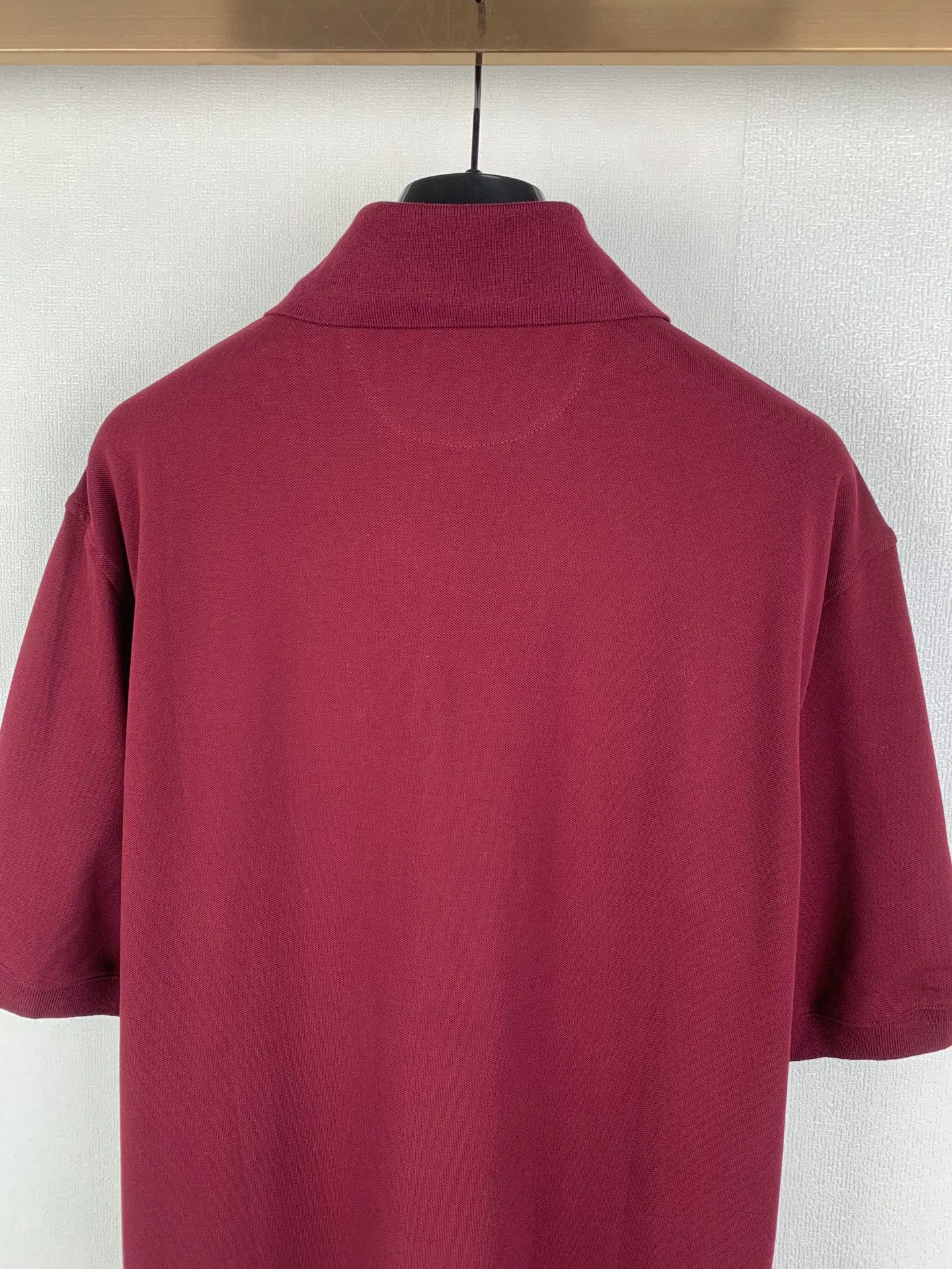 Brunello Cucinelli Logo-printed short-sleeved Polo shirt Custom-made mercerized piqué poplin Tight and delicate Comfortable to the skin Presented with a touch of warm terracotta ocher, it is a sense of luxury accumulated over time The restrained brand logo is embellished on the chest. This restrained presence is the embodiment of Brunello Cucinelli's philosophy of low-key luxury. Convey the brand gene with just the right details. Interpret the sense of luxury through subtraction. Interpret the gentleman's aesthetics that color is aura. Process 1: Use glue printing. The printing has been modified three times with the film screen. Use glue liquid paint to print the pattern on the fabric. Bake the fabric to fix the printing pattern. Process 2: The fabrics are washed and have a better hand feel. Not easy to deform, not easy to shrink, not easy to fade, and maintain long-term beauty. Accessories: Customized 1:1 BC trademark. Version: Fitted version. Size: S M L XL